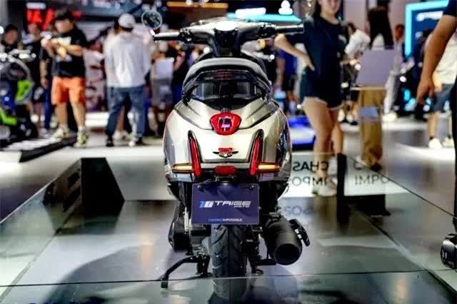 Hãng xe mới nổi trình làng mẫu xe ga mới: Sang chảnh như Vespa, đẳng cấp ngang SH, giá bán thế nào?- Ảnh 3.