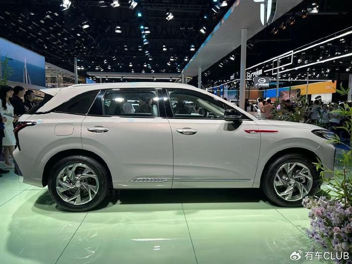 'Bentley Trung Quốc' trình làng SUV mới: Chỉ tốn 1,3 lít xăng/100 km, làm khó Honda CR-V- Ảnh 2. 'Bentley Trung Quốc' trình làng SUV mới: Chỉ tốn 1,3 lít xăng/100 km, làm khó Honda CR-V- Ảnh 2.