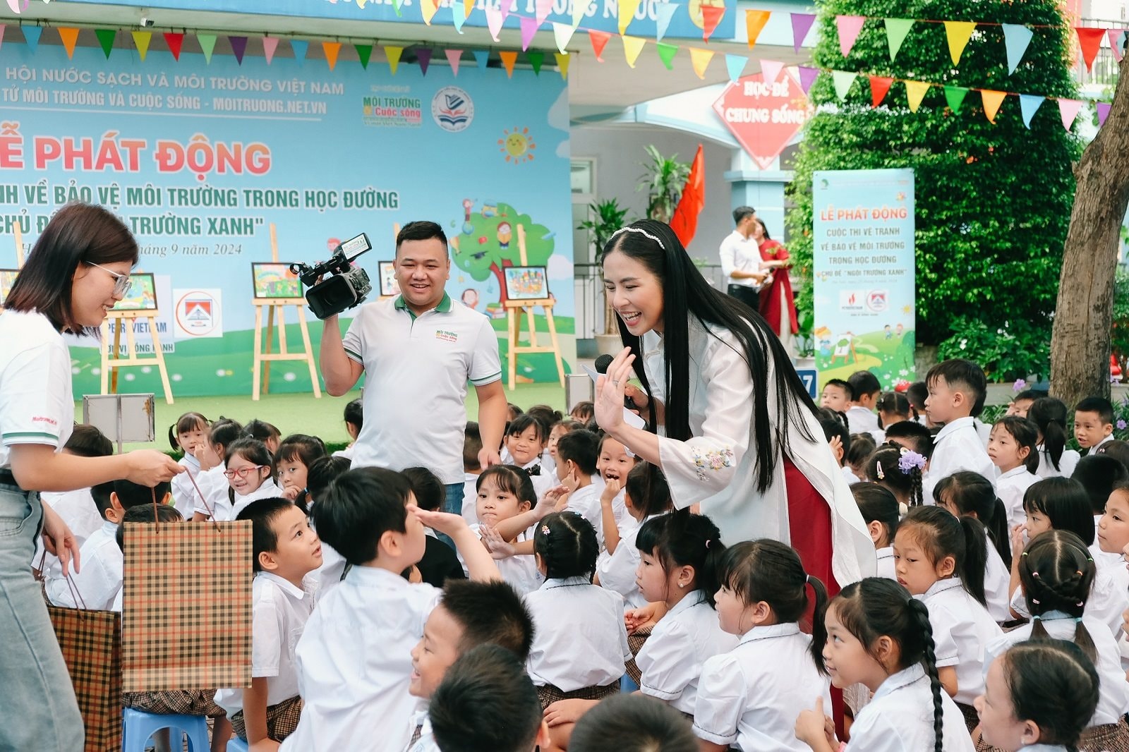 Phát động Cuộc thi vẽ tranh về Bảo vệ môi trường trong học đường – chủ đề “Ngôi trường xanh"
- Ảnh 10.