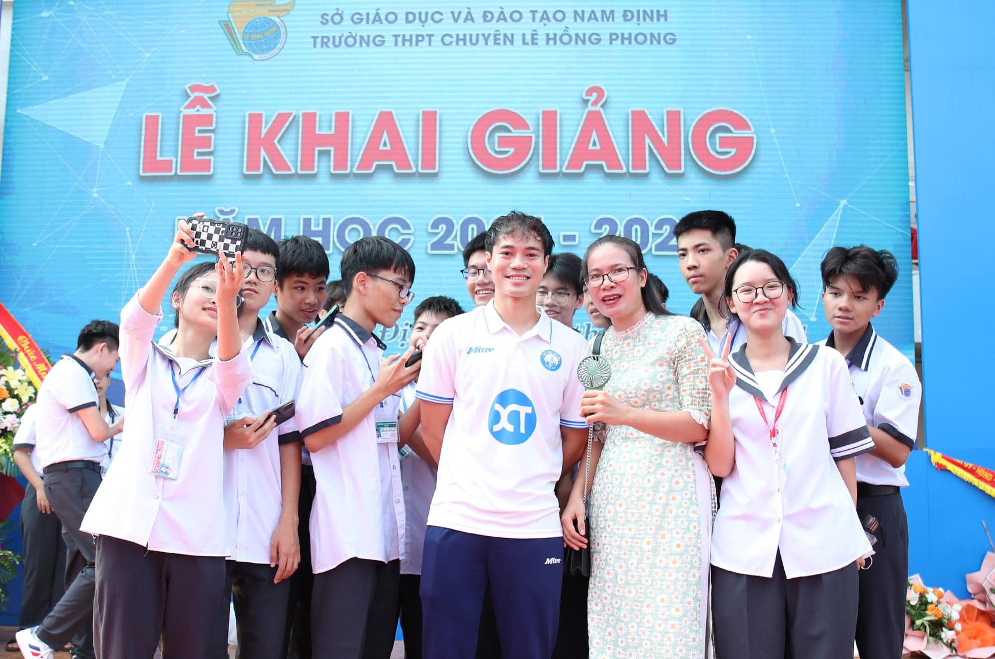 Lễ khai giảng đặc biệt nhất của Văn Toàn: Được trai xinh gái đẹp chuyên Lê Hồng Phong vây kín, vui tươi và đầy cảm hứng!- Ảnh 4.