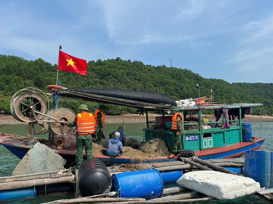 Móng Cái: Toàn bộ phương tiện và ngư dân ở 2 xã đảo đã về nơi tránh trú bão an toàn- Ảnh 1.