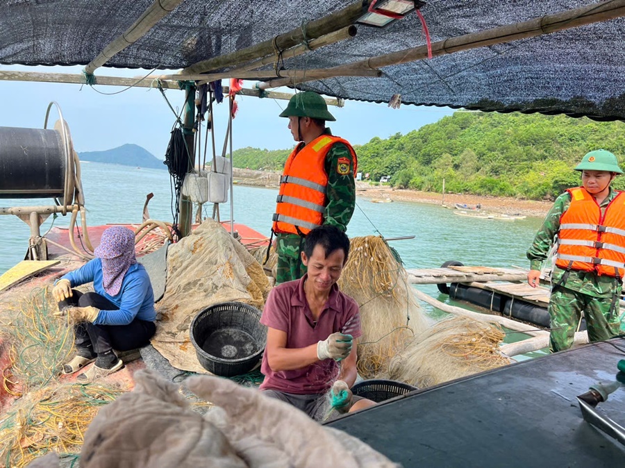 Móng Cái: Toàn bộ phương tiện và ngư dân ở 2 xã đảo đã về nơi tránh trú bão an toàn- Ảnh 3.