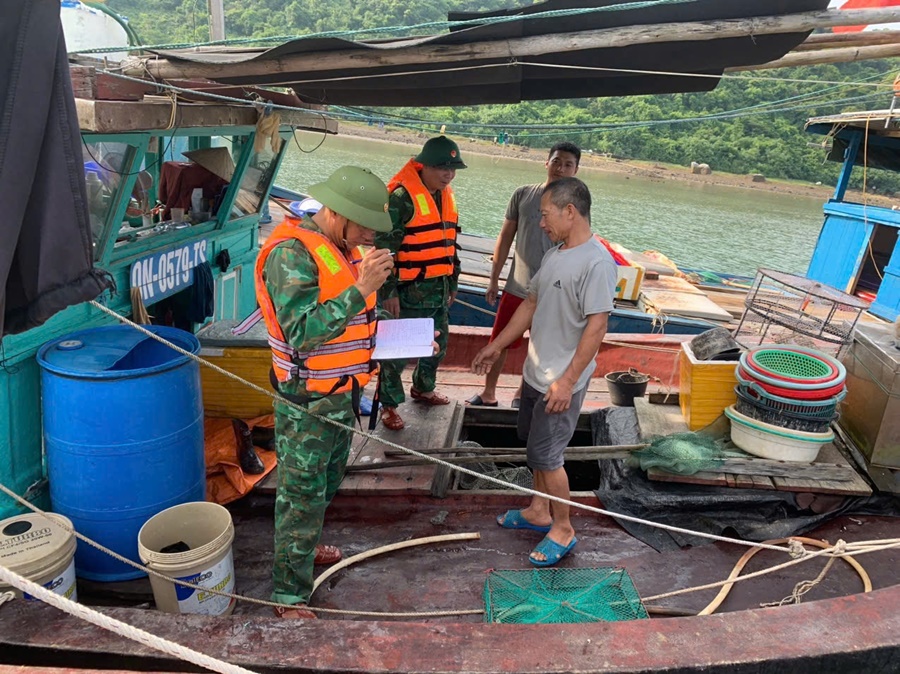 Móng Cái: Toàn bộ phương tiện và ngư dân ở 2 xã đảo đã về nơi tránh trú bão an toàn- Ảnh 4.