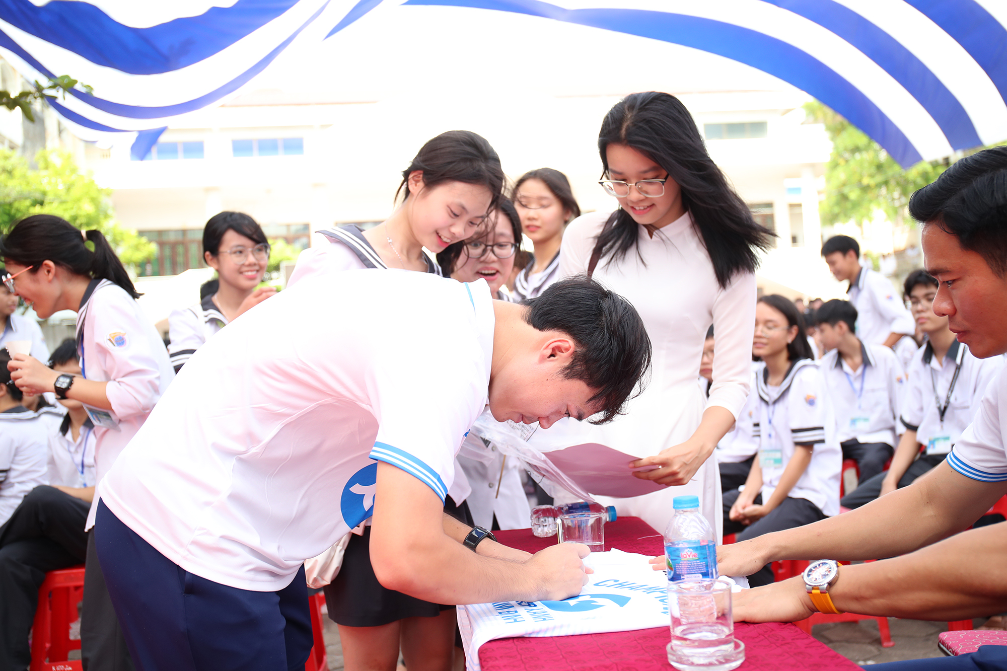 Lễ khai giảng đặc biệt nhất của Văn Toàn: Được trai xinh gái đẹp chuyên Lê Hồng Phong vây kín, vui tươi và đầy cảm hứng!- Ảnh 7.