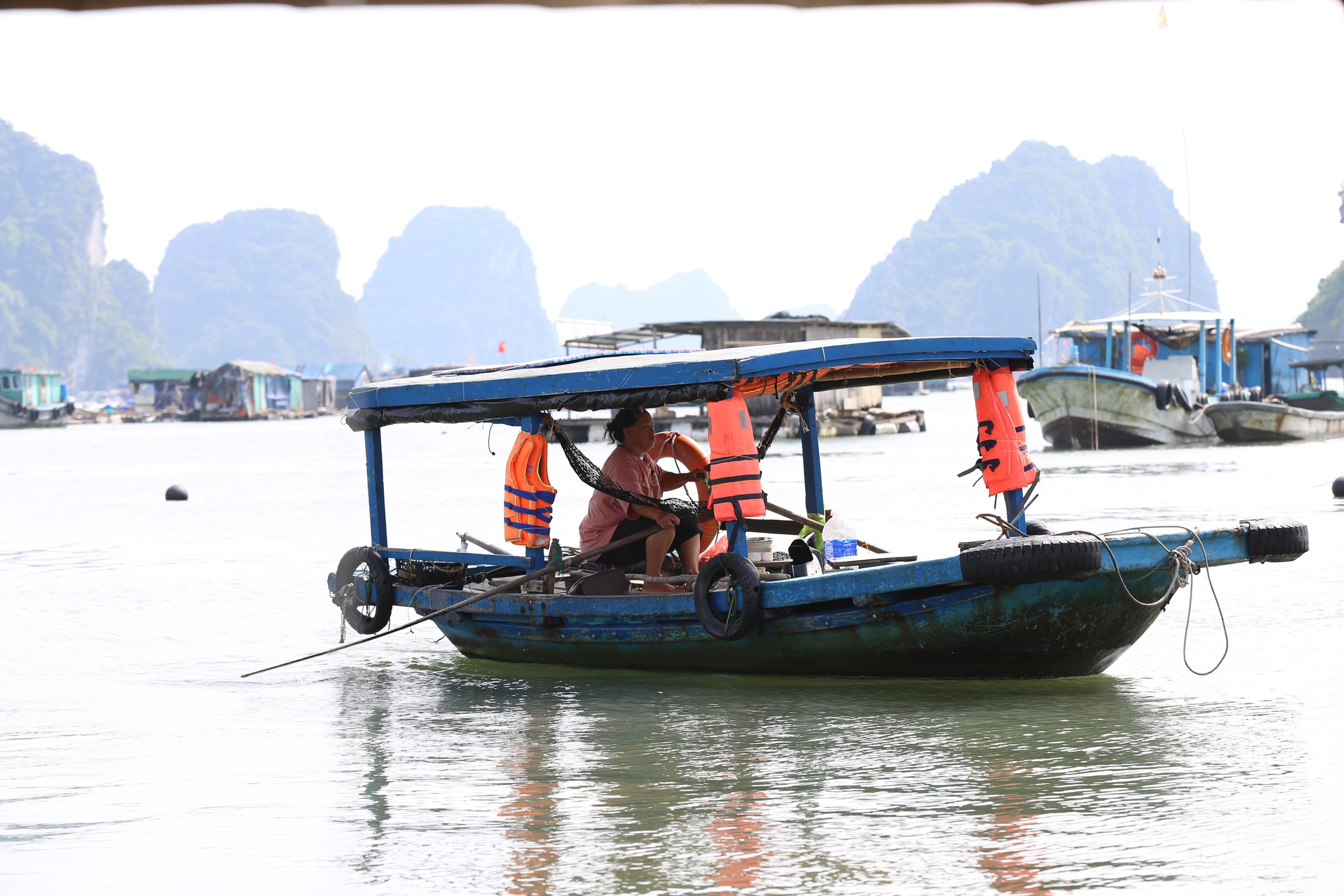 Ngư dân Quảng Ninh hối hả kéo thuyền vào bờ trước khi bão số 3 Yagi đổ bộ: “Bao nhiêu tài sản của chúng tôi đều đang ở dưới biển”- Ảnh 6.