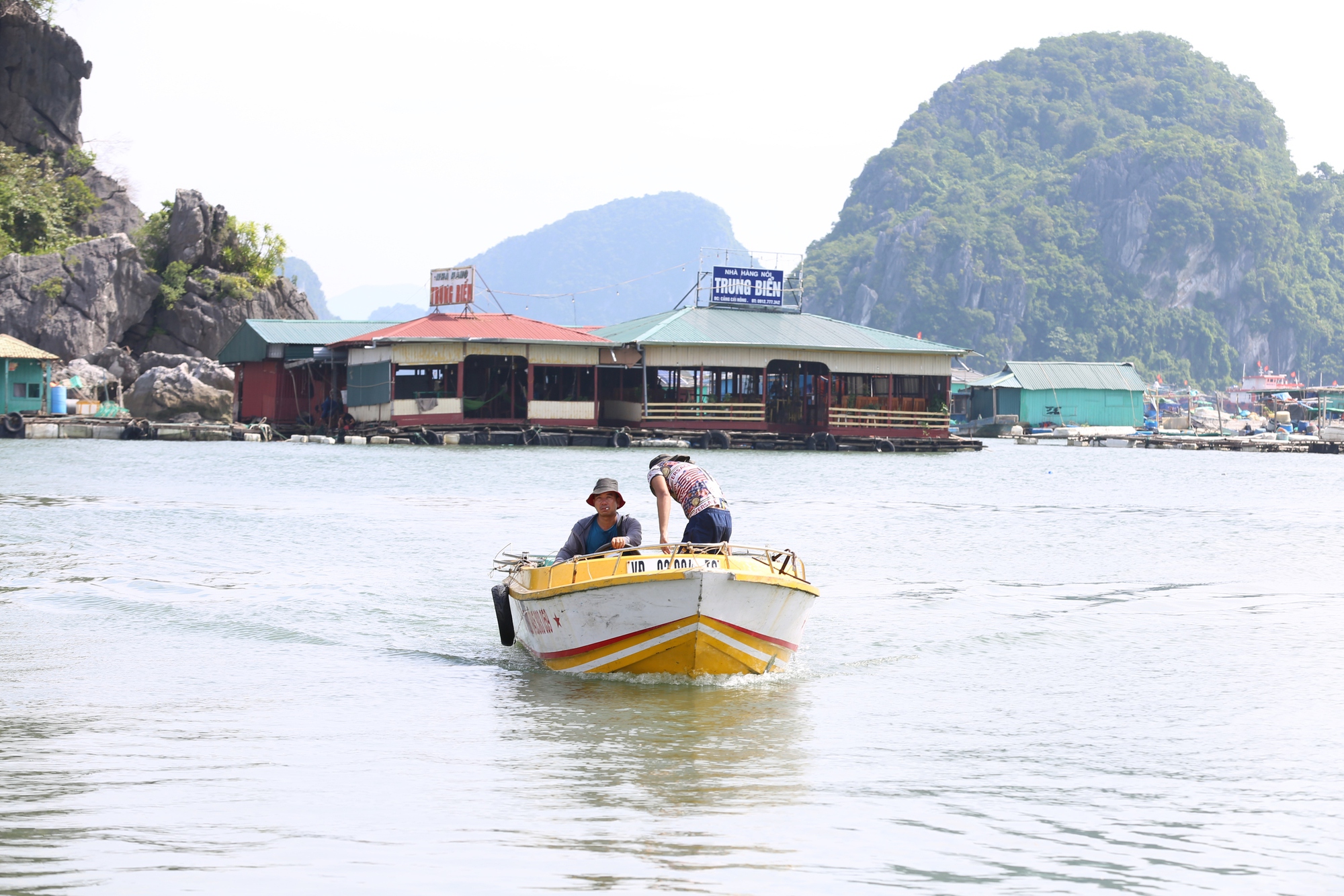 Ngư dân Quảng Ninh hối hả kéo thuyền vào bờ trước khi bão số 3 Yagi đổ bộ: “Bao nhiêu tài sản của chúng tôi đều đang ở dưới biển”- Ảnh 7.