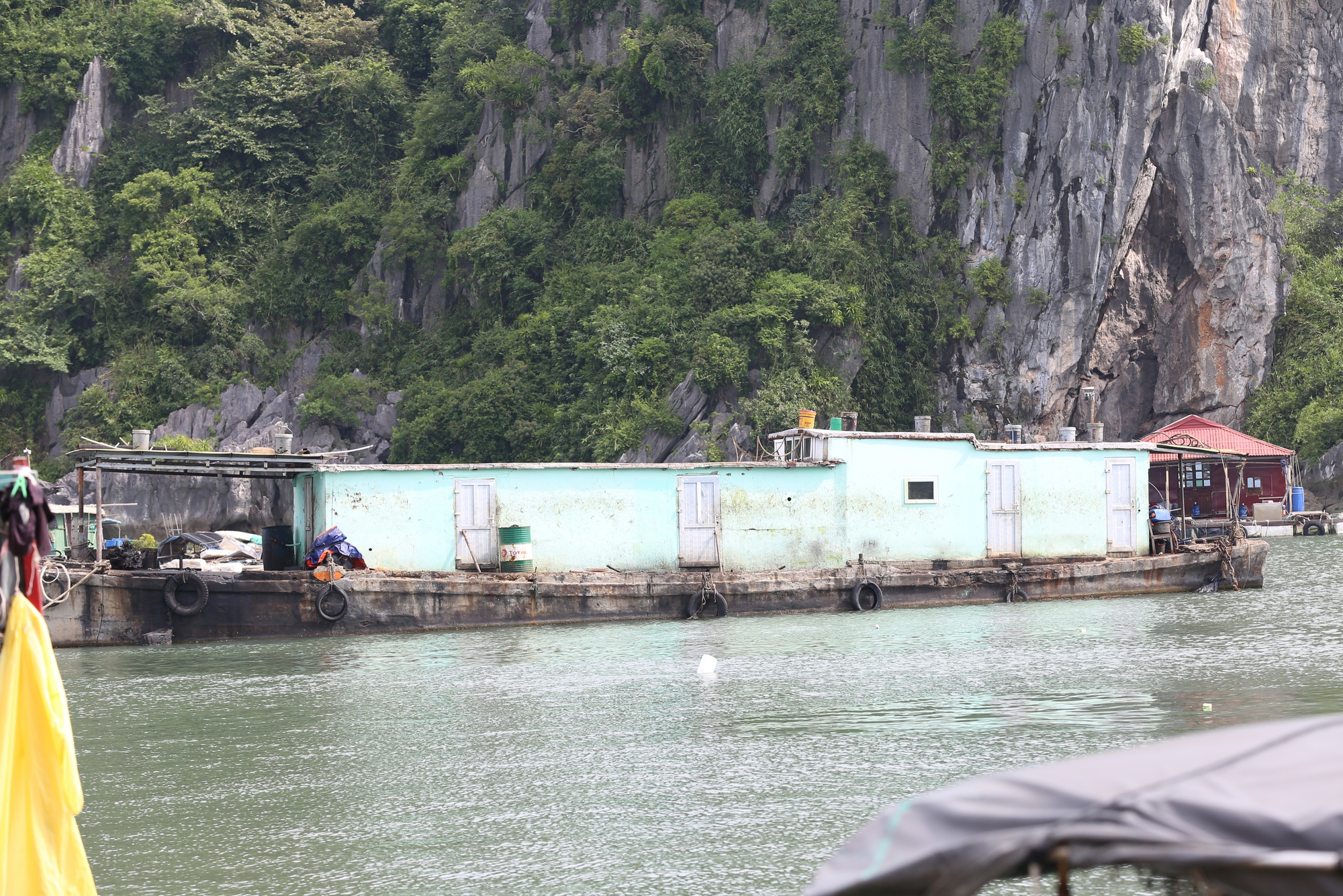 Ngư dân Quảng Ninh hối hả kéo thuyền vào bờ trước khi bão số 3 Yagi đổ bộ: “Bao nhiêu tài sản của chúng tôi đều đang ở dưới biển”- Ảnh 4.