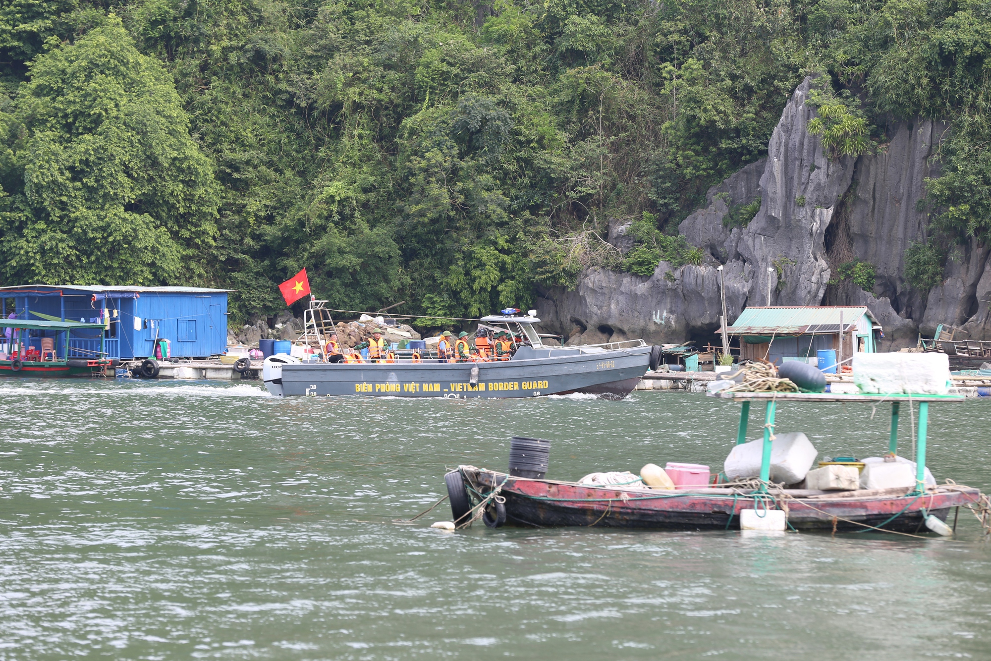 Ngư dân Quảng Ninh hối hả kéo thuyền vào bờ trước khi bão số 3 Yagi đổ bộ: “Bao nhiêu tài sản của chúng tôi đều đang ở dưới biển”- Ảnh 13.