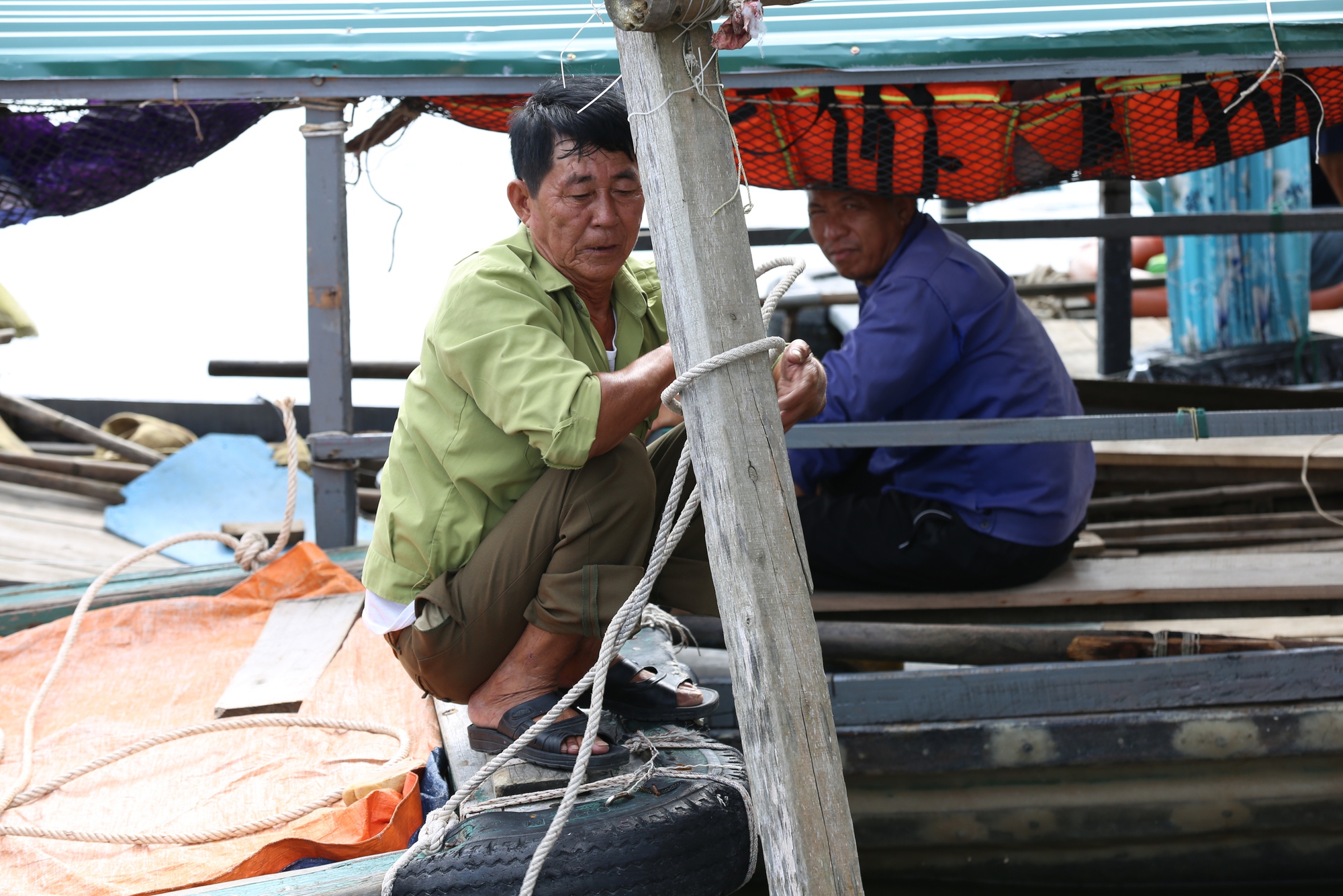 Ngư dân Quảng Ninh hối hả kéo thuyền vào bờ trước khi bão số 3 Yagi đổ bộ: “Bao nhiêu tài sản của chúng tôi đều đang ở dưới biển”- Ảnh 10.