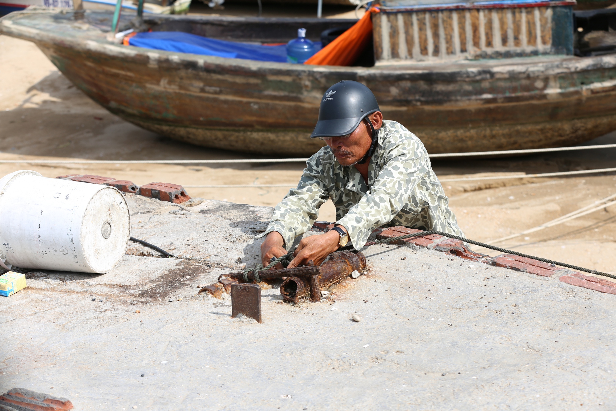 Ngư dân Quảng Ninh hối hả kéo thuyền vào bờ trước khi bão số 3 Yagi đổ bộ: “Bao nhiêu tài sản của chúng tôi đều đang ở dưới biển”- Ảnh 11.