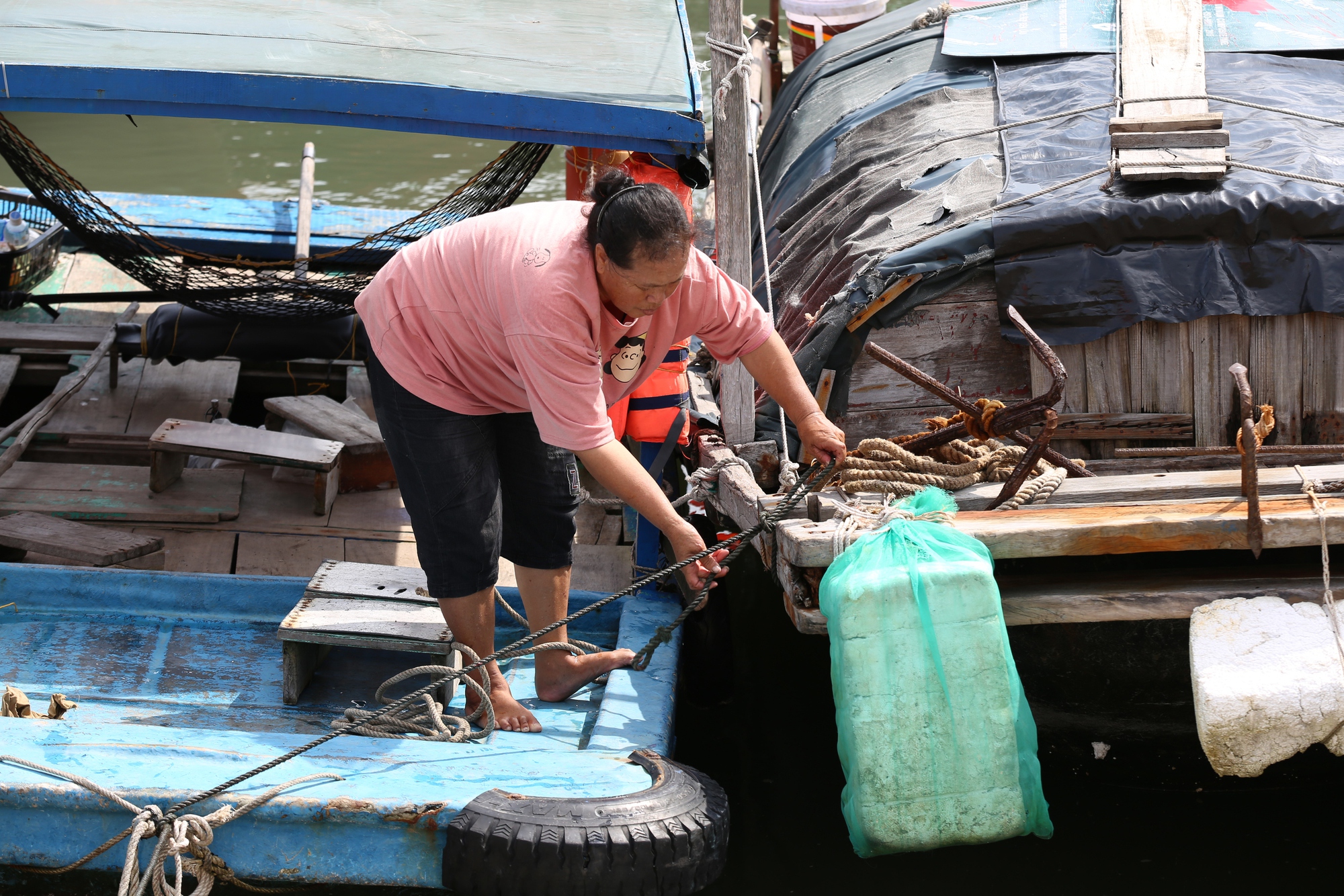 Ngư dân Quảng Ninh hối hả kéo thuyền vào bờ trước khi bão số 3 Yagi đổ bộ: “Bao nhiêu tài sản của chúng tôi đều đang ở dưới biển”- Ảnh 9.