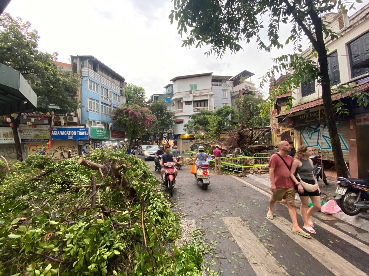 Hà Nội: Giông lốc kinh hoàng khiến bức tường ngôi nhà cổ sập, hai người bị thương- Ảnh 6.