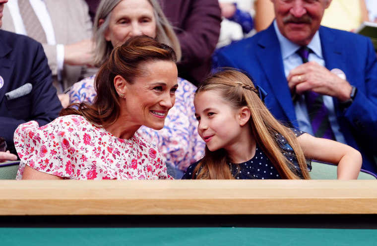 Tình chị em gắn bó của Vương phi Kate và em gái Pippa Middleton qua nét tương đồng thú vị giữa Công chúa Charlotte với em họ con dì- Ảnh 2.