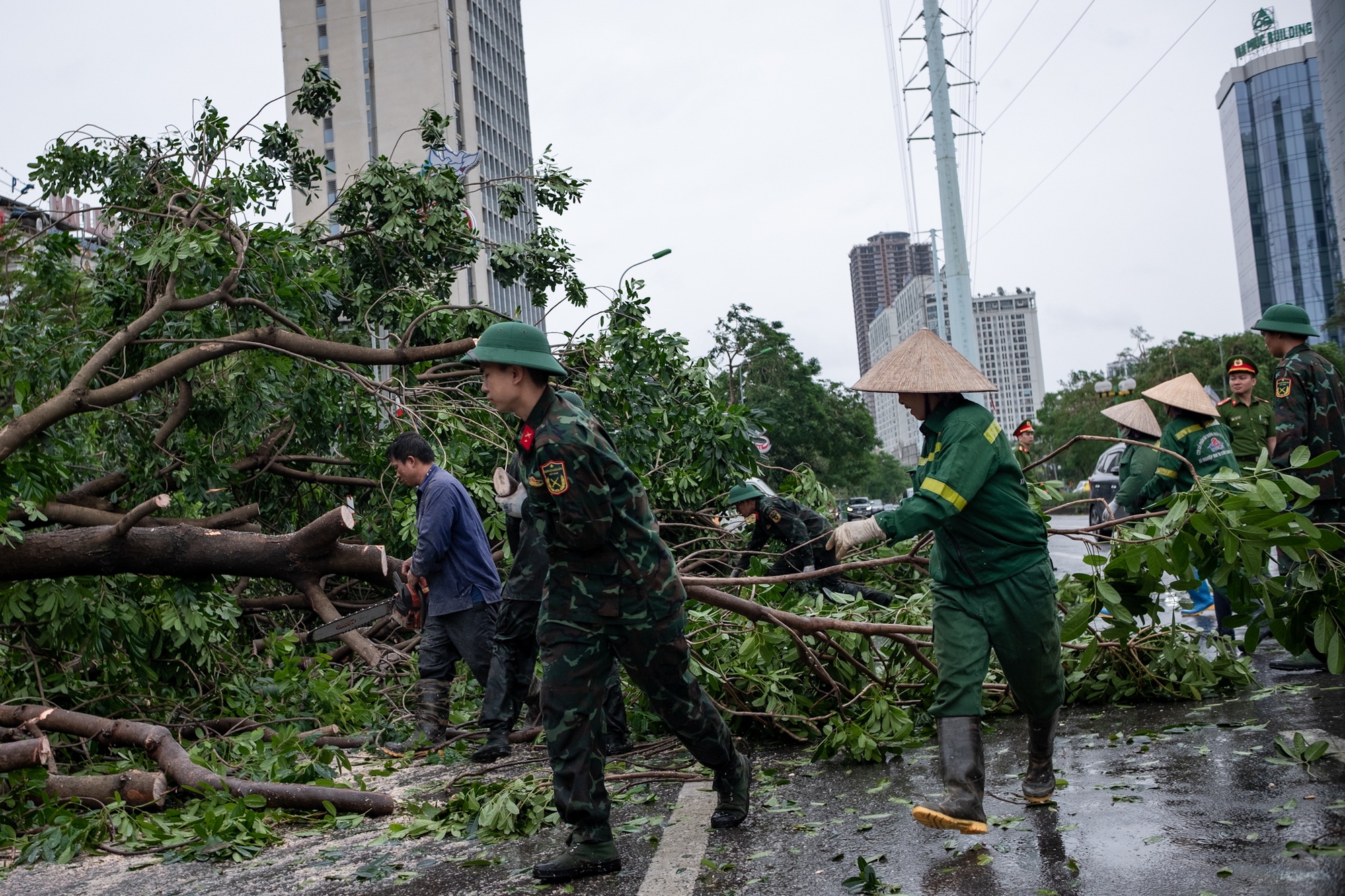 Không thể nhận ra phố phường Hà Nội sau bão Yagi: Giao thông nhiều tuyến tê liệt vì cây gãy đổ, lực lượng cứu hộ vất vả khắc phục hậu quả- Ảnh 35.