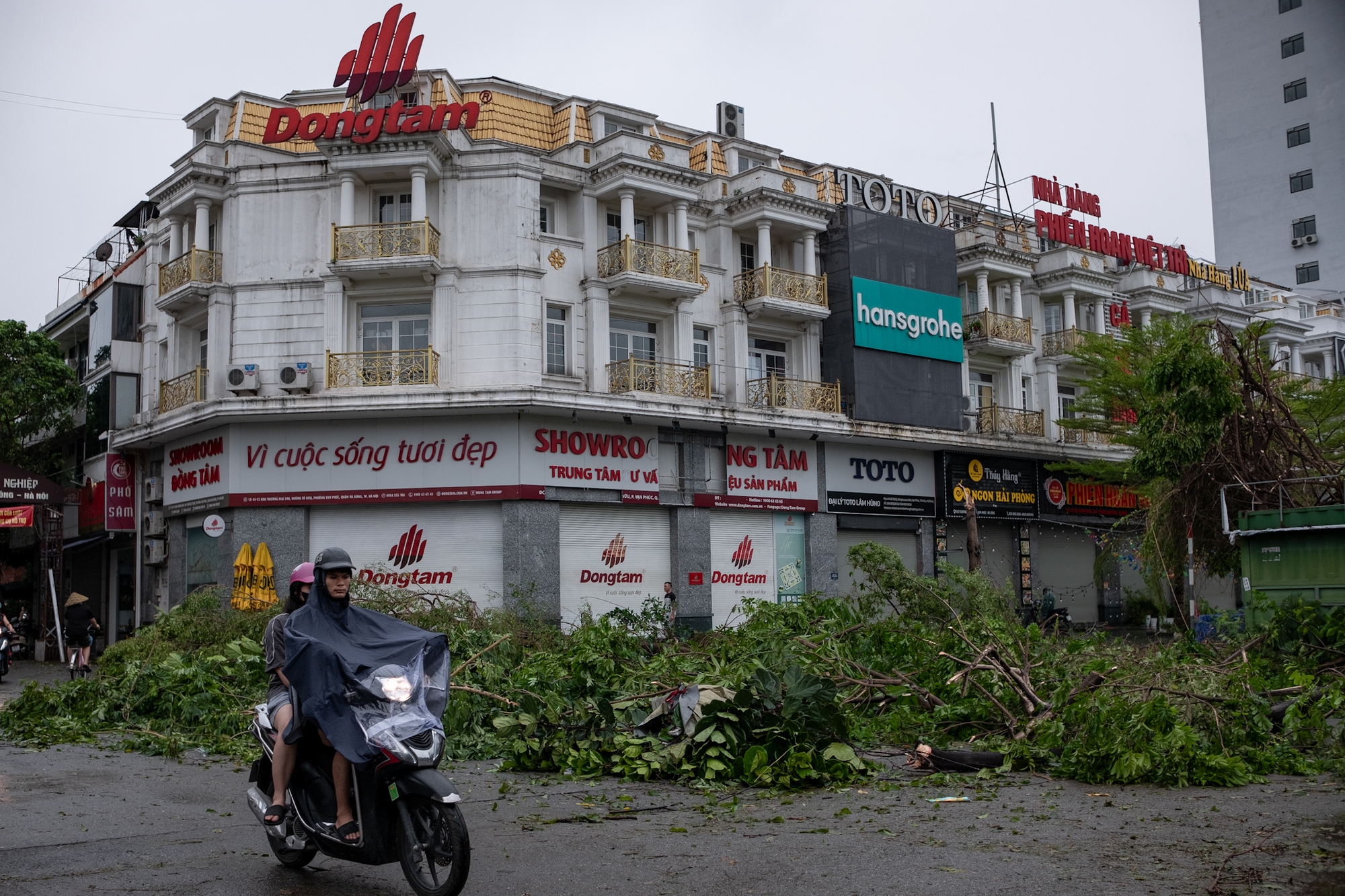 Không thể nhận ra phố phường Hà Nội sau bão Yagi: Giao thông nhiều tuyến tê liệt vì cây gãy đổ, lực lượng cứu hộ vất vả khắc phục hậu quả- Ảnh 31.