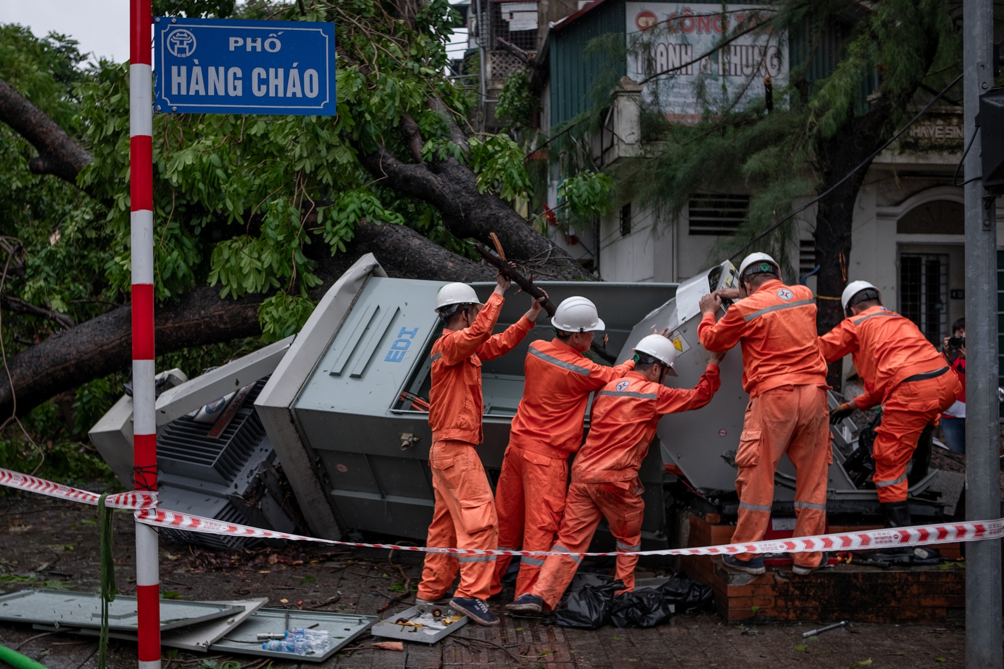 Không thể nhận ra phố phường Hà Nội sau bão Yagi: Giao thông nhiều tuyến tê liệt vì cây gãy đổ, lực lượng cứu hộ vất vả khắc phục hậu quả- Ảnh 23.