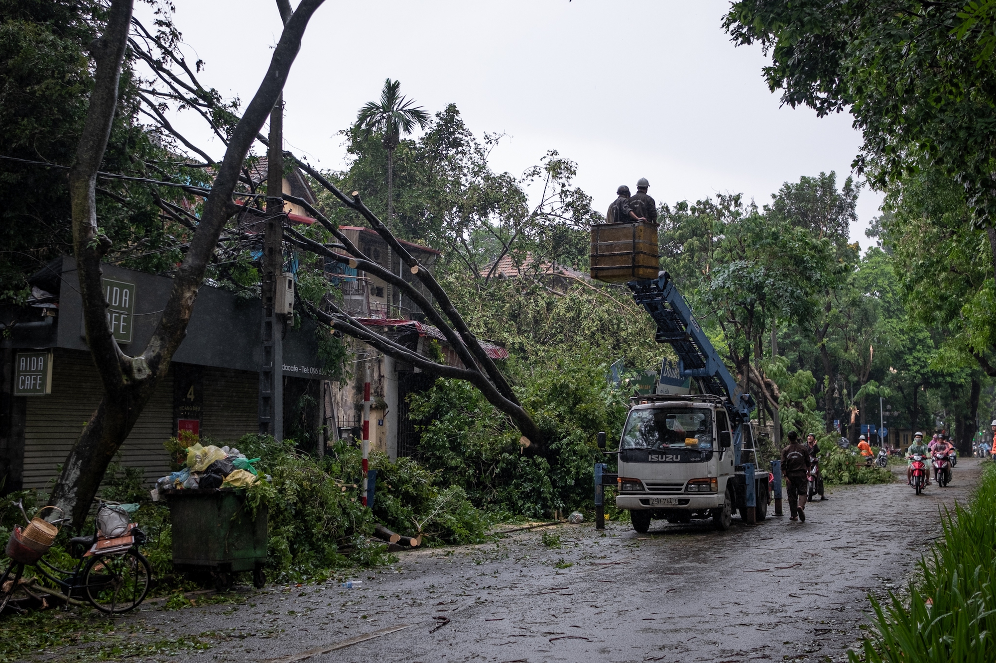 Không thể nhận ra phố phường Hà Nội sau bão Yagi: Giao thông nhiều tuyến tê liệt vì cây gãy đổ, lực lượng cứu hộ vất vả khắc phục hậu quả- Ảnh 25.