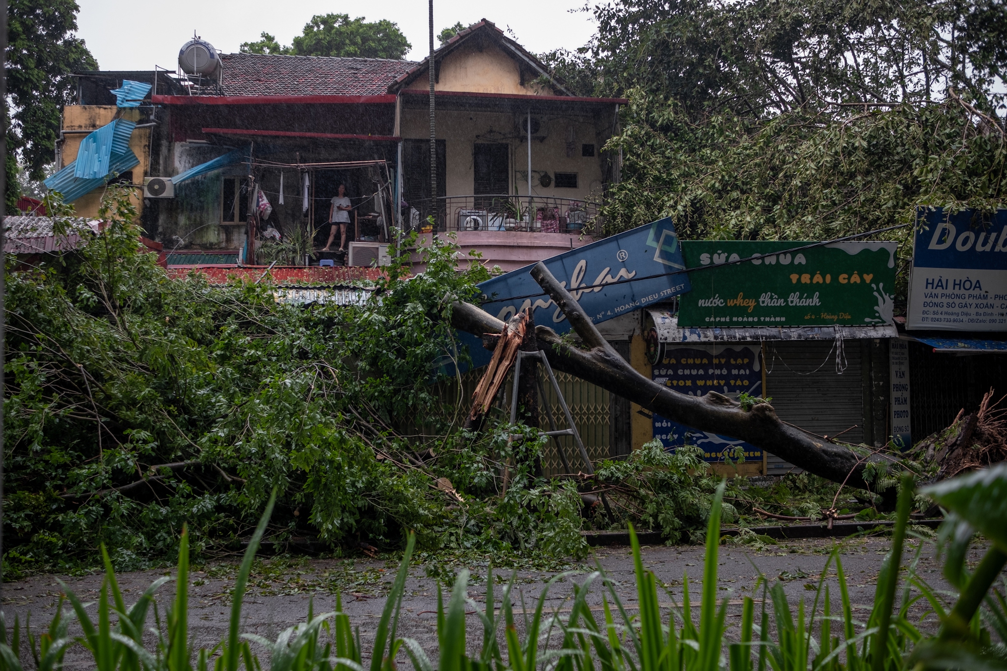 Không thể nhận ra phố phường Hà Nội sau bão Yagi: Giao thông nhiều tuyến tê liệt vì cây gãy đổ, lực lượng cứu hộ vất vả khắc phục hậu quả- Ảnh 21.