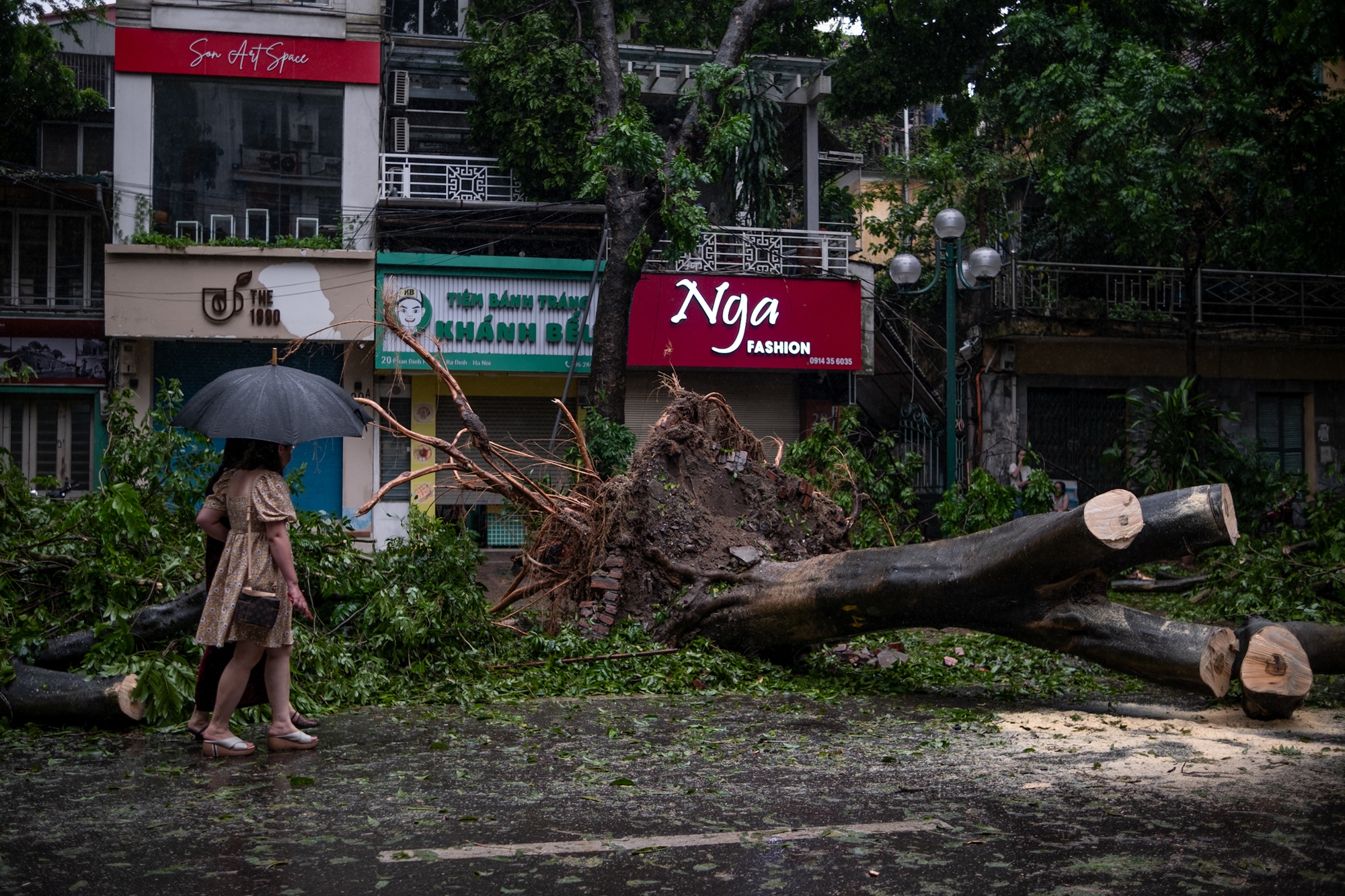 Không thể nhận ra phố phường Hà Nội sau bão Yagi: Giao thông nhiều tuyến tê liệt vì cây gãy đổ, lực lượng cứu hộ vất vả khắc phục hậu quả- Ảnh 4.