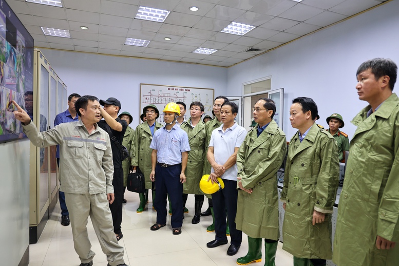 Phó Thủ tướng Bùi Thanh Sơn đi kiểm tra thiệt hại, chỉ đạo các biện pháp cấp bách khắc phục hậu quả cơn bão số 3 tại Yên Bái- Ảnh 6. Phó Thủ tướng Bùi Thanh Sơn đi kiểm tra thiệt hại, chỉ đạo các biện pháp cấp bách khắc phục hậu quả cơn bão số 3 tại Yên Bái- Ảnh 6.