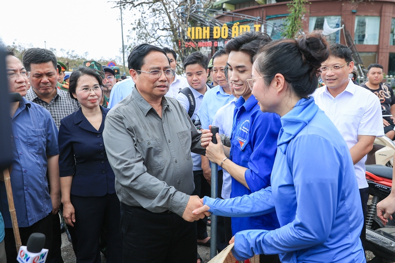 Thủ tướng đi thị sát, động viên người dân và chỉ đạo khắc phục hậu quả bão số 3 tại Quảng Ninh- Ảnh 7. Thủ tướng đi thị sát, động viên người dân và chỉ đạo khắc phục hậu quả bão số 3 tại Quảng Ninh- Ảnh 7.