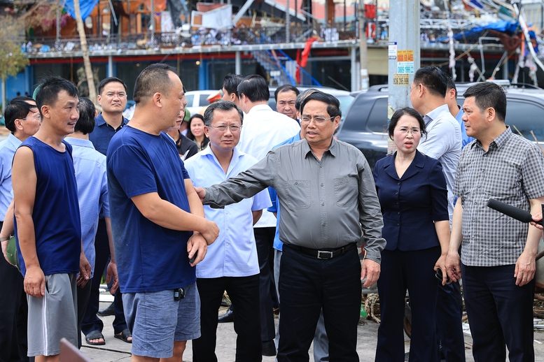 Thủ tướng đi thị sát, động viên người dân và chỉ đạo khắc phục hậu quả bão số 3 tại Quảng Ninh- Ảnh 11. Thủ tướng đi thị sát, động viên người dân và chỉ đạo khắc phục hậu quả bão số 3 tại Quảng Ninh- Ảnh 11.