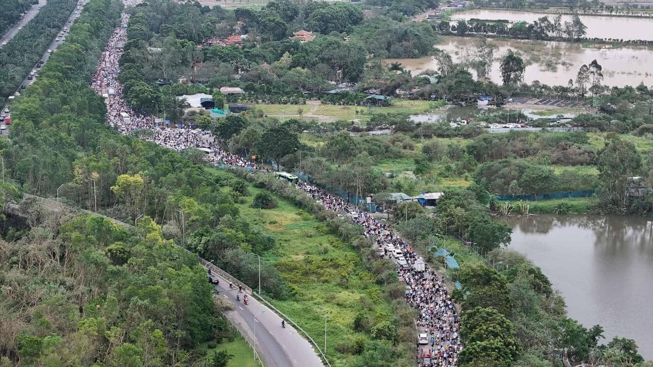Đại lộ Thăng Long ùn tắc nghiêm trọng hàng chục km sau bão số 3, nhiều người đi làm từ sáng vẫn chưa đến nơi- Ảnh 2. Đại lộ Thăng Long ùn tắc nghiêm trọng hàng chục km sau bão số 3, nhiều người đi làm từ sáng vẫn chưa đến nơi- Ảnh 2.