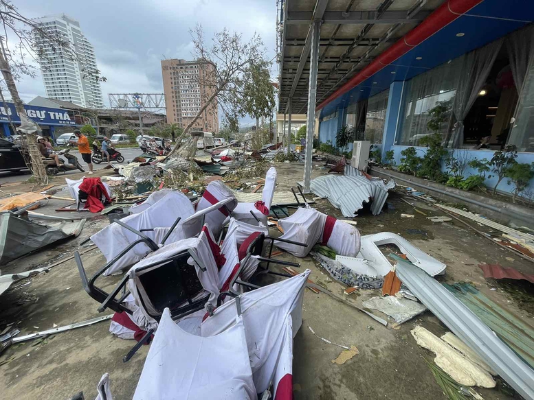 Thủ tướng đi thị sát, động viên người dân và chỉ đạo khắc phục hậu quả bão số 3 tại Quảng Ninh- Ảnh 4. Thủ tướng đi thị sát, động viên người dân và chỉ đạo khắc phục hậu quả bão số 3 tại Quảng Ninh- Ảnh 4.