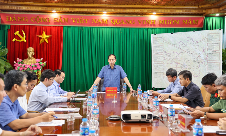 Phó Thủ tướng Bùi Thanh Sơn đi kiểm tra thiệt hại, chỉ đạo các biện pháp cấp bách khắc phục hậu quả cơn bão số 3 tại Yên Bái- Ảnh 2. Phó Thủ tướng Bùi Thanh Sơn đi kiểm tra thiệt hại, chỉ đạo các biện pháp cấp bách khắc phục hậu quả cơn bão số 3 tại Yên Bái- Ảnh 2.