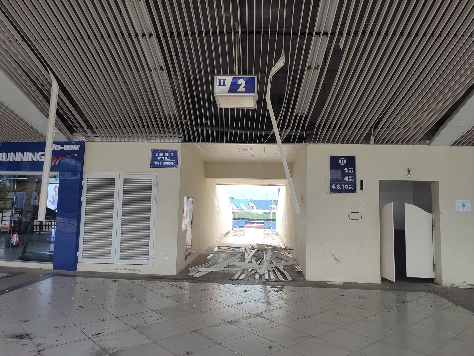 Sân Mỹ Đình tan hoang do bão, cây nằm la liệt dù chỉ còn một ngày nữa đội tuyển Việt Nam đấu Thái Lan - Ảnh 4.