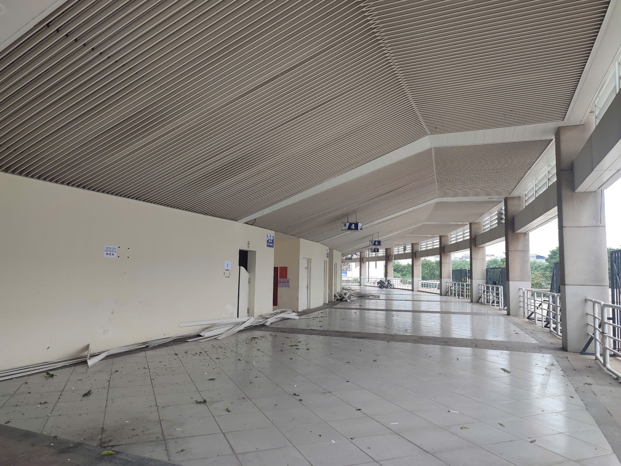 Sân Mỹ Đình tan hoang do bão, cây nằm la liệt dù chỉ còn một ngày nữa đội tuyển Việt Nam đấu Thái Lan - Ảnh 3.