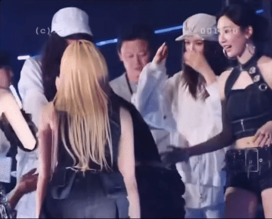 Khi 2 nhóm nữ hot nhất Kpop hiện nay chụp chung bức hình làm cõi mạng phát sốt- Ảnh 2.