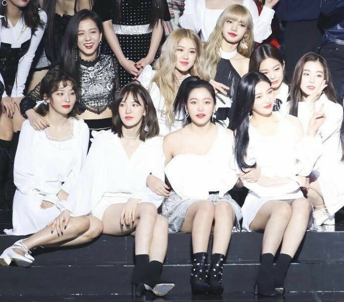 Khi 2 nhóm nữ hot nhất Kpop hiện nay chụp chung bức hình làm cõi mạng phát sốt- Ảnh 9.
