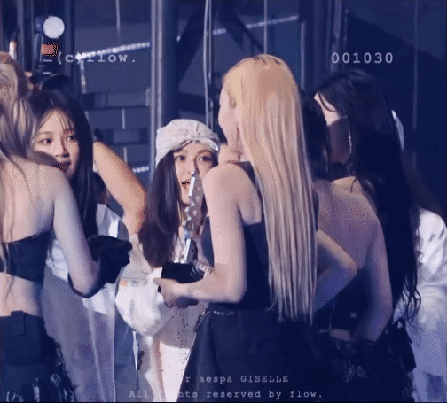 Khi 2 nhóm nữ hot nhất Kpop hiện nay chụp chung bức hình làm cõi mạng phát sốt- Ảnh 3.