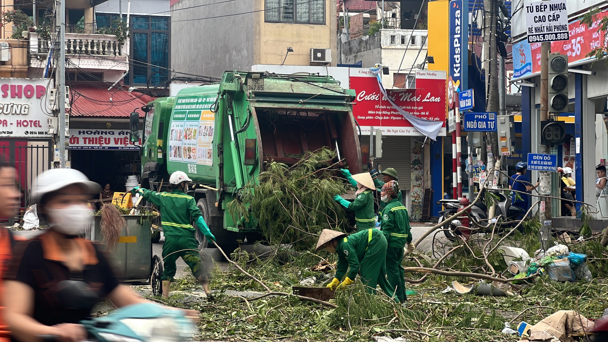 Hải Phòng dồn toàn lực khắc phục hậu quả sau bão số 3, nhân viên môi trường làm việc 12 tiếng/ ngày để dọn cây đổ- Ảnh 1.