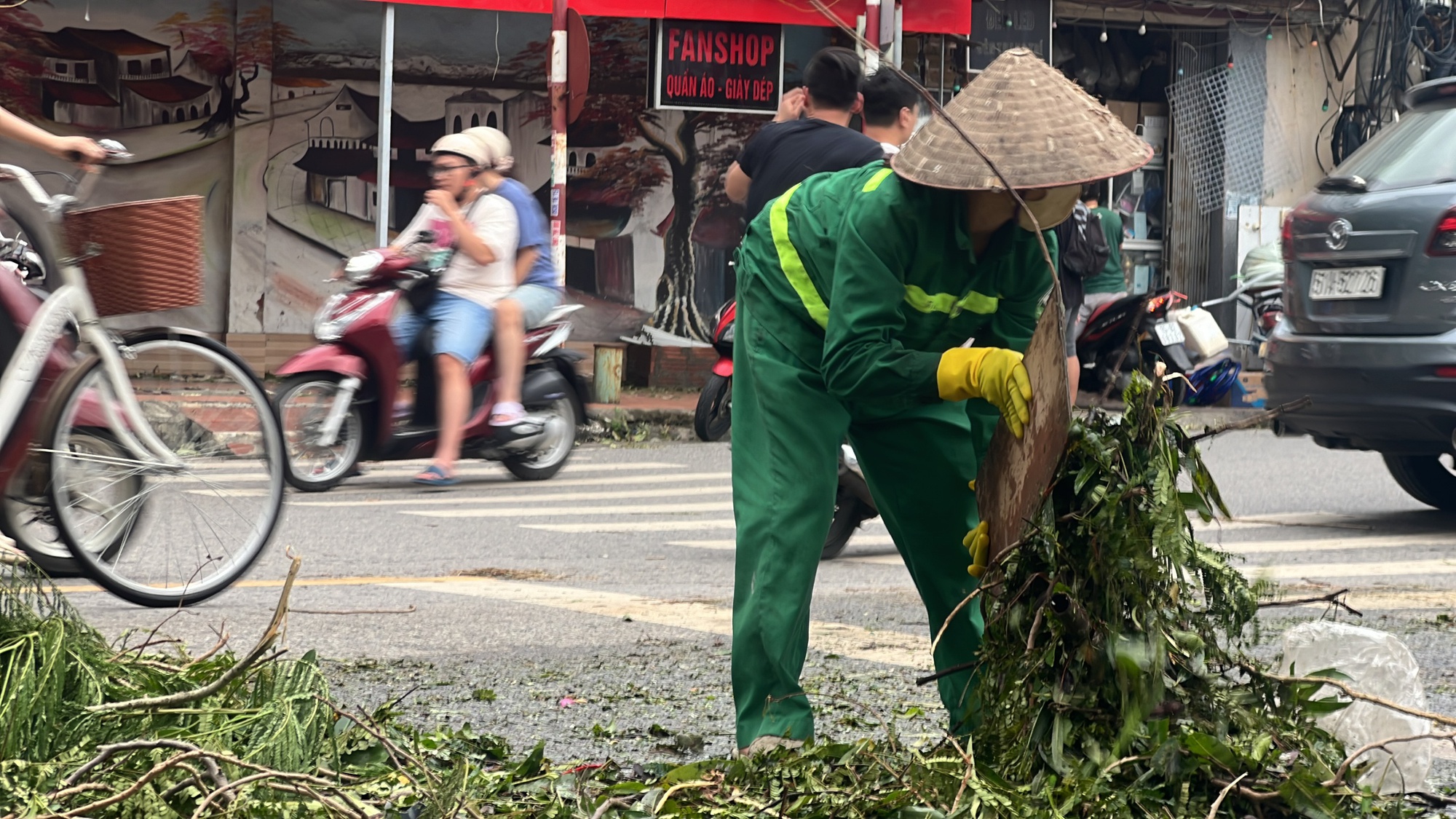 Hải Phòng dồn toàn lực khắc phục hậu quả sau bão số 3, nhân viên môi trường làm việc 12 tiếng/ ngày để dọn cây đổ- Ảnh 2.