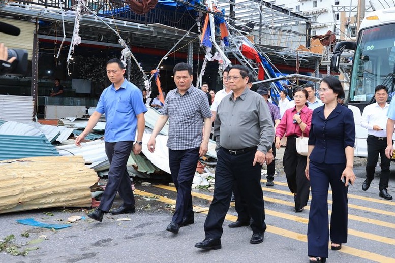 Thủ tướng đi thị sát, động viên người dân và chỉ đạo khắc phục hậu quả bão số 3 tại Quảng Ninh- Ảnh 1. Thủ tướng đi thị sát, động viên người dân và chỉ đạo khắc phục hậu quả bão số 3 tại Quảng Ninh- Ảnh 1.