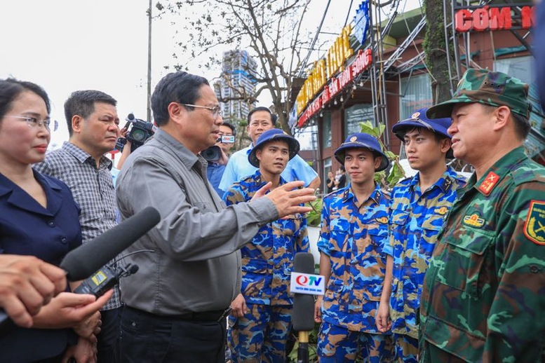 Thủ tướng đi thị sát, động viên người dân và chỉ đạo khắc phục hậu quả bão số 3 tại Quảng Ninh- Ảnh 6. Thủ tướng đi thị sát, động viên người dân và chỉ đạo khắc phục hậu quả bão số 3 tại Quảng Ninh- Ảnh 6.