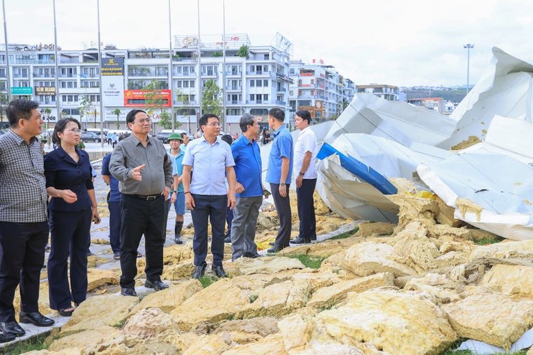 Thủ tướng đi thị sát, động viên người dân và chỉ đạo khắc phục hậu quả bão số 3 tại Quảng Ninh- Ảnh 9. Thủ tướng đi thị sát, động viên người dân và chỉ đạo khắc phục hậu quả bão số 3 tại Quảng Ninh- Ảnh 9.