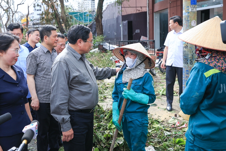 Thủ tướng đi thị sát, động viên người dân và chỉ đạo khắc phục hậu quả bão số 3 tại Quảng Ninh- Ảnh 8. Thủ tướng đi thị sát, động viên người dân và chỉ đạo khắc phục hậu quả bão số 3 tại Quảng Ninh- Ảnh 8.