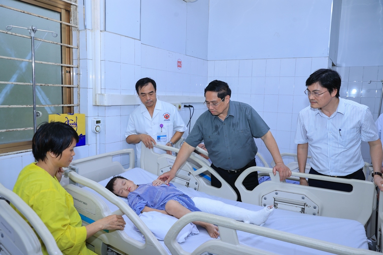 Thủ tướng đi thị sát, động viên người dân và chỉ đạo khắc phục hậu quả bão số 3 tại Quảng Ninh- Ảnh 12. Thủ tướng đi thị sát, động viên người dân và chỉ đạo khắc phục hậu quả bão số 3 tại Quảng Ninh- Ảnh 12.