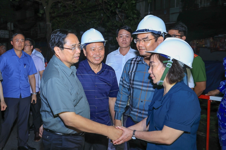 Thủ tướng kiểm tra, động viên công tác khắc phục hậu quả bão tại Hải Phòng- Ảnh 5. Thủ tướng kiểm tra, động viên công tác khắc phục hậu quả bão tại Hải Phòng- Ảnh 5.