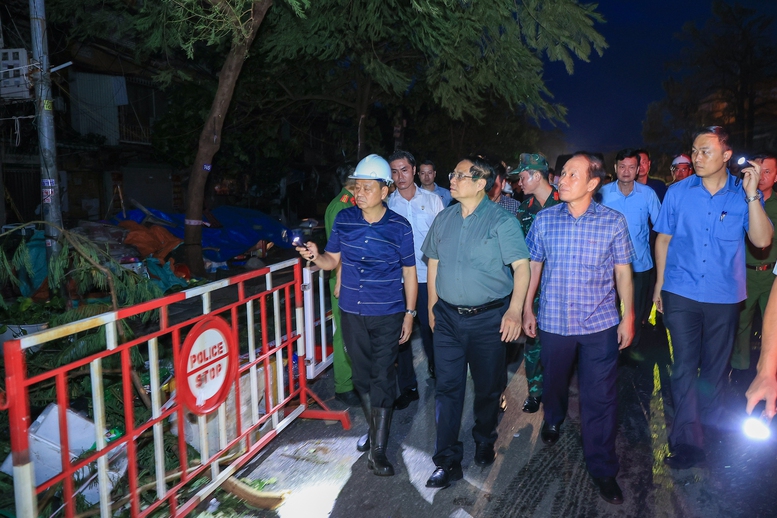 Thủ tướng kiểm tra, động viên công tác khắc phục hậu quả bão tại Hải Phòng- Ảnh 3. Thủ tướng kiểm tra, động viên công tác khắc phục hậu quả bão tại Hải Phòng- Ảnh 3.