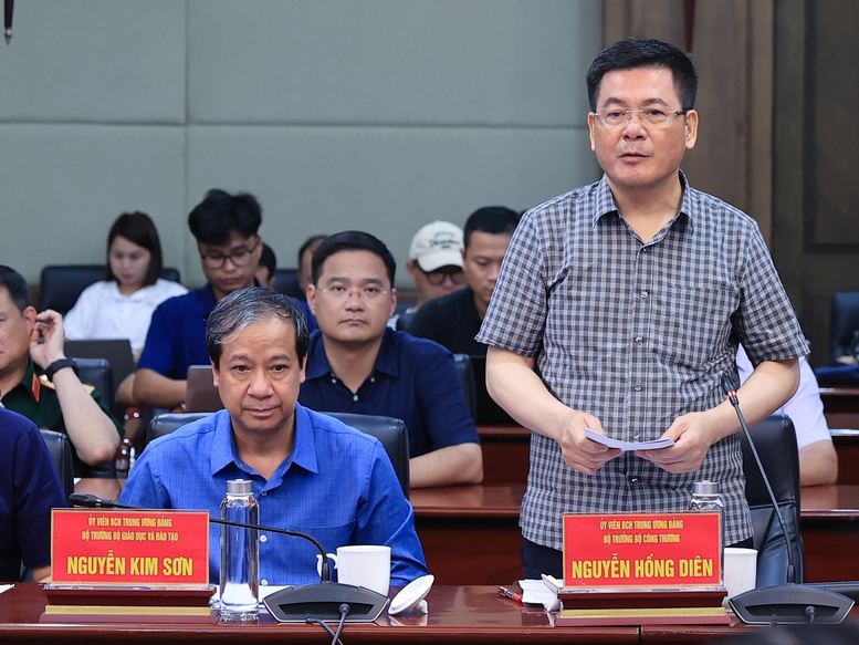 Thủ tướng kiểm tra, động viên công tác khắc phục hậu quả bão tại Hải Phòng- Ảnh 2. Thủ tướng kiểm tra, động viên công tác khắc phục hậu quả bão tại Hải Phòng- Ảnh 2.
