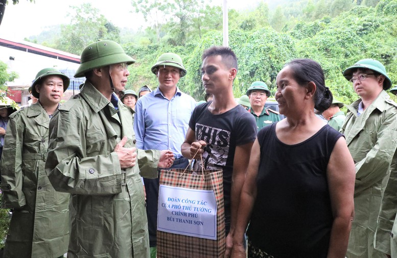Phó Thủ tướng Bùi Thanh Sơn đi kiểm tra thiệt hại, chỉ đạo các biện pháp cấp bách khắc phục hậu quả cơn bão số 3 tại Yên Bái- Ảnh 7. Phó Thủ tướng Bùi Thanh Sơn đi kiểm tra thiệt hại, chỉ đạo các biện pháp cấp bách khắc phục hậu quả cơn bão số 3 tại Yên Bái- Ảnh 7.
