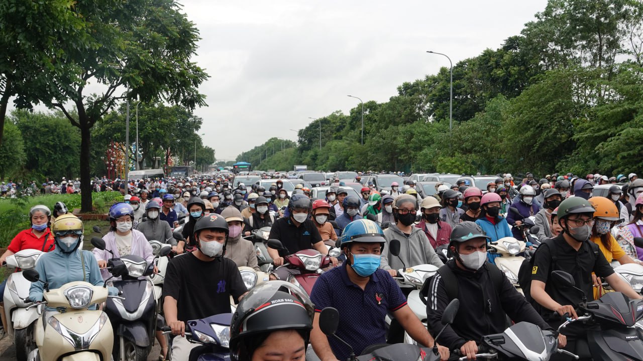 Đại lộ Thăng Long ùn tắc nghiêm trọng hàng chục km sau bão số 3, nhiều người đi làm từ sáng vẫn chưa đến nơi- Ảnh 4. Đại lộ Thăng Long ùn tắc nghiêm trọng hàng chục km sau bão số 3, nhiều người đi làm từ sáng vẫn chưa đến nơi- Ảnh 4.