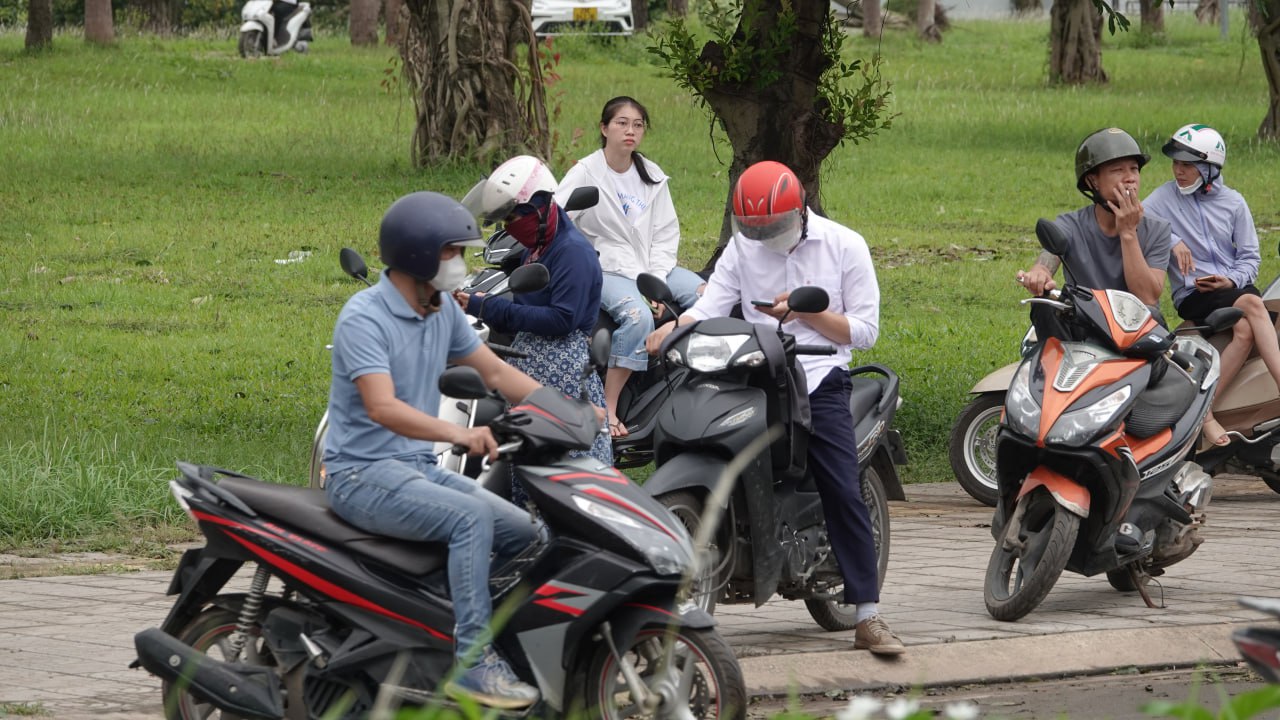 Đại lộ Thăng Long ùn tắc nghiêm trọng hàng chục km sau bão số 3, nhiều người đi làm từ sáng vẫn chưa đến nơi- Ảnh 20. Đại lộ Thăng Long ùn tắc nghiêm trọng hàng chục km sau bão số 3, nhiều người đi làm từ sáng vẫn chưa đến nơi- Ảnh 20.