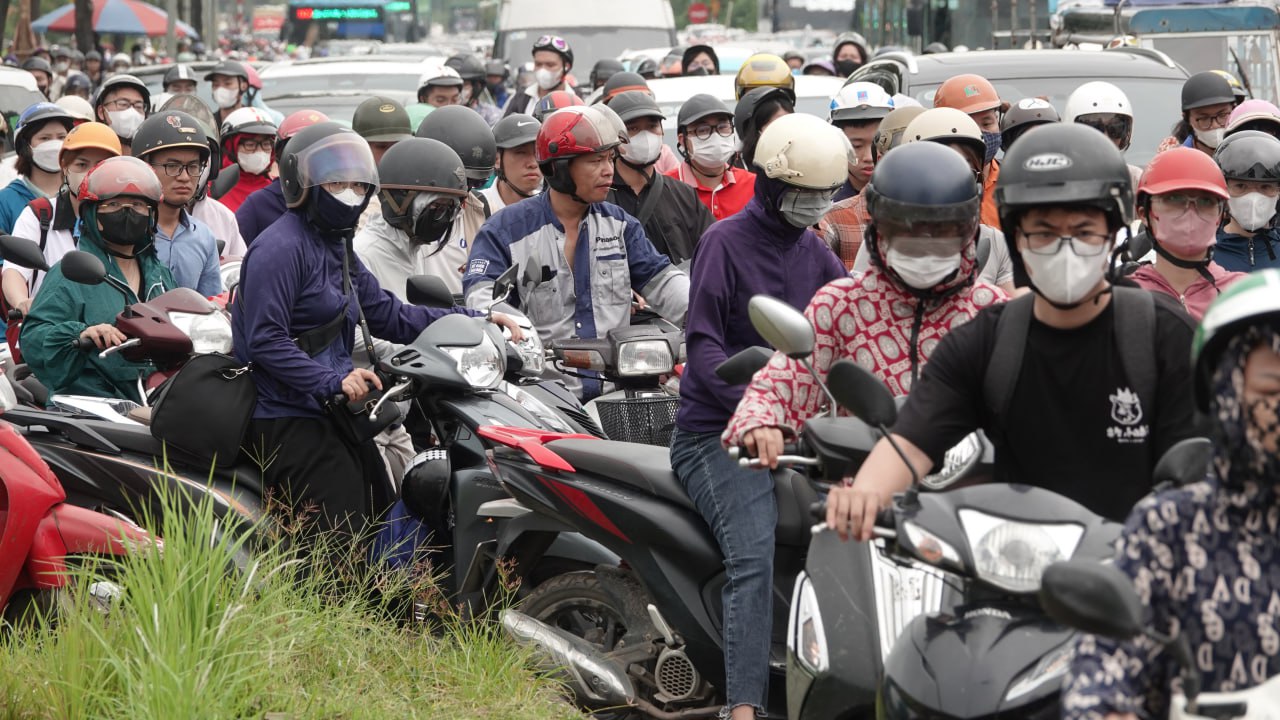 Đại lộ Thăng Long ùn tắc nghiêm trọng hàng chục km sau bão số 3, nhiều người đi làm từ sáng vẫn chưa đến nơi- Ảnh 8. Đại lộ Thăng Long ùn tắc nghiêm trọng hàng chục km sau bão số 3, nhiều người đi làm từ sáng vẫn chưa đến nơi- Ảnh 8.