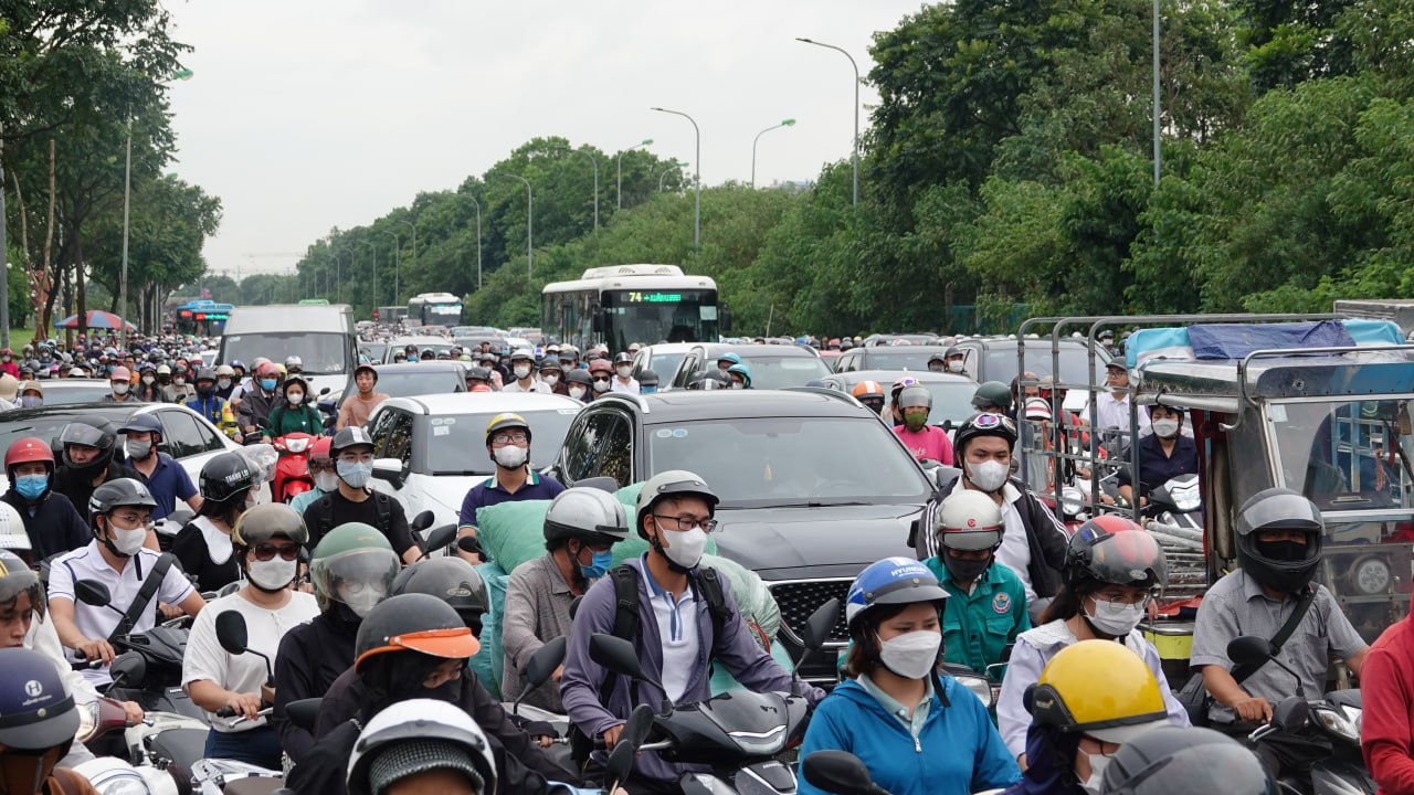 Đại lộ Thăng Long ùn tắc nghiêm trọng hàng chục km sau bão số 3, nhiều người đi làm từ sáng vẫn chưa đến nơi- Ảnh 6.