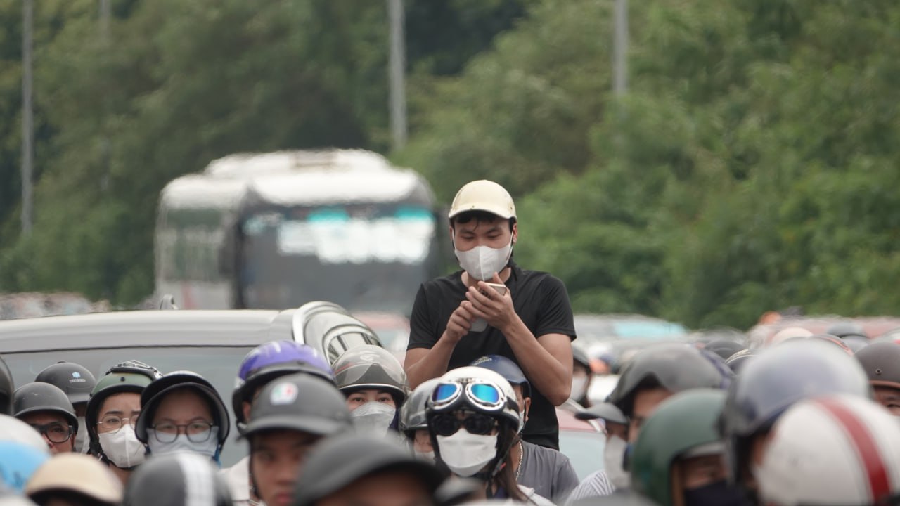 Đại lộ Thăng Long ùn tắc nghiêm trọng hàng chục km sau bão số 3, nhiều người đi làm từ sáng vẫn chưa đến nơi- Ảnh 18. Đại lộ Thăng Long ùn tắc nghiêm trọng hàng chục km sau bão số 3, nhiều người đi làm từ sáng vẫn chưa đến nơi- Ảnh 18.